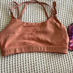 Peloton Strappy Back size Small
Im size 34D 5’6 140lbs fits great!
